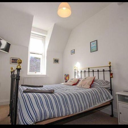 Light And Airy Central Lyme Regis Appartment With Parking Exterior photo