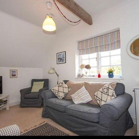 Light And Airy Central Lyme Regis Appartment With Parking Exterior photo