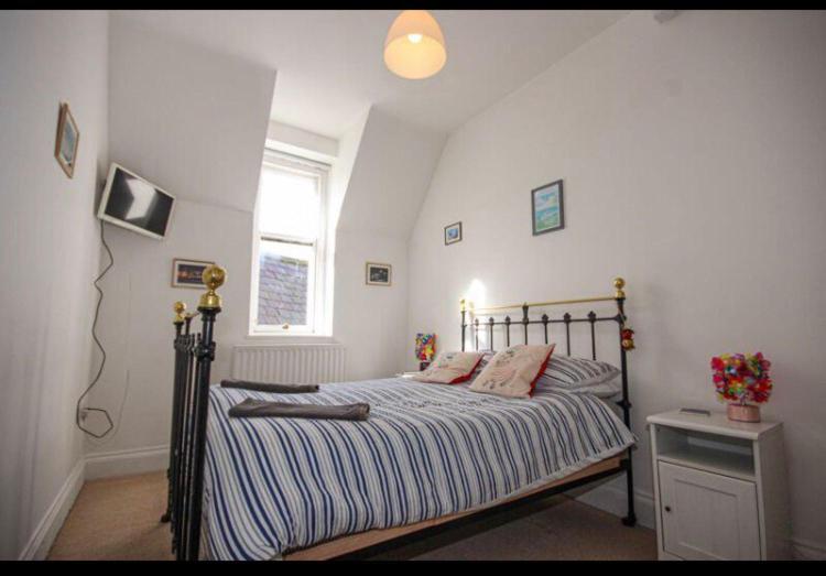 Light And Airy Central Lyme Regis Appartment With Parking Exterior photo